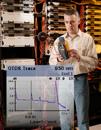 使用 DTX Compact OTDR 的技术人员